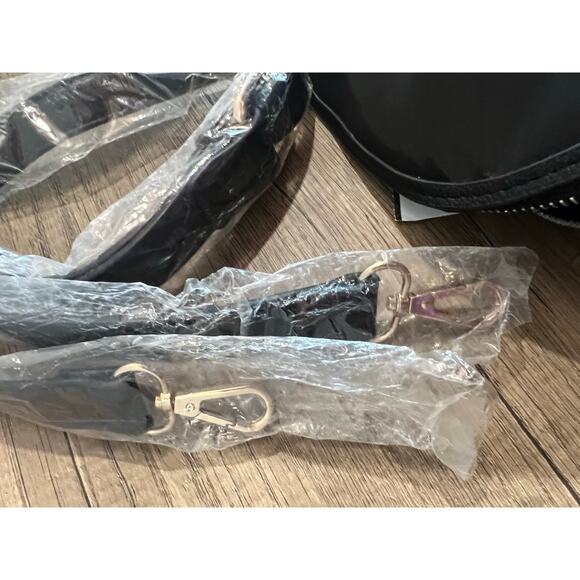 Madden NYC Black Crossbody Bag Nylon Zip Pockets Adjustable Strap NWT - Picture 2 of 5